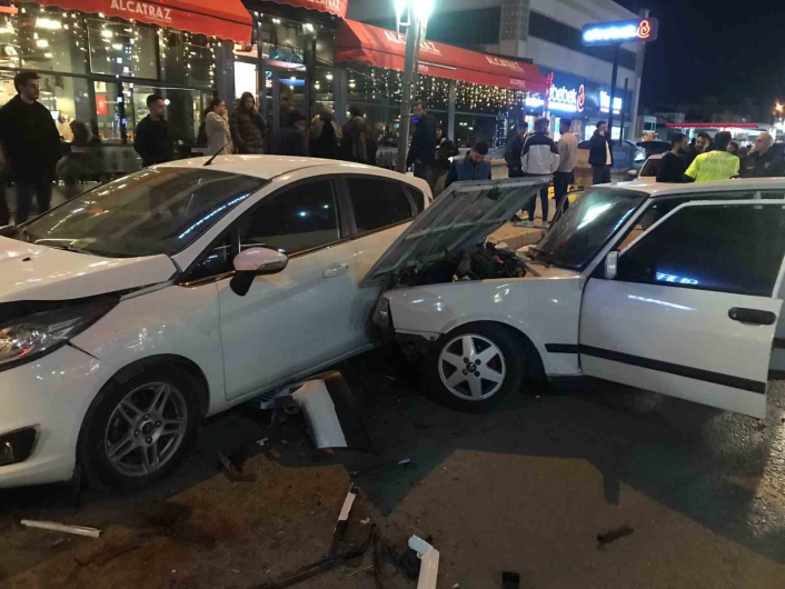 Elazığ´da otomobil, park halindeki araçlara çarptı: 2 yaralı
