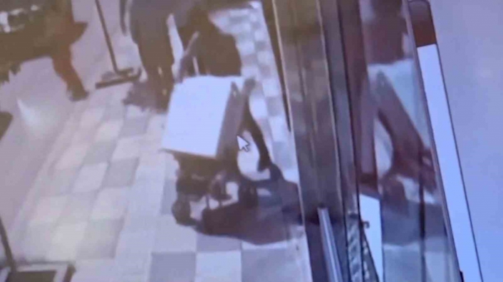 Elazığ´da pes dedirten hırsızlık: Çaldığı bebek arabası ile çaldığı petekleri taşıdı
