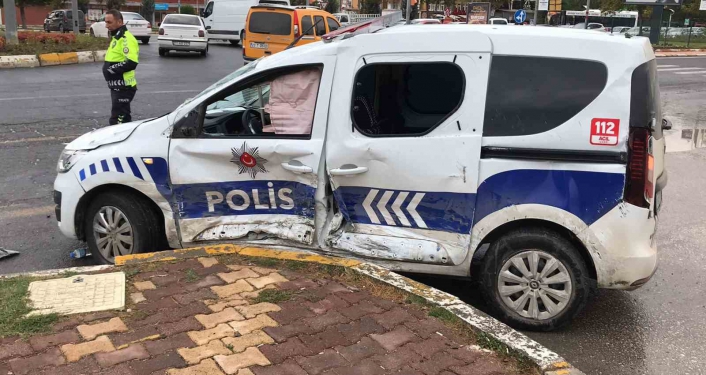 Elazığ´da polis aracı ile otomobil çarpıştı: 2 polis yaralandı
