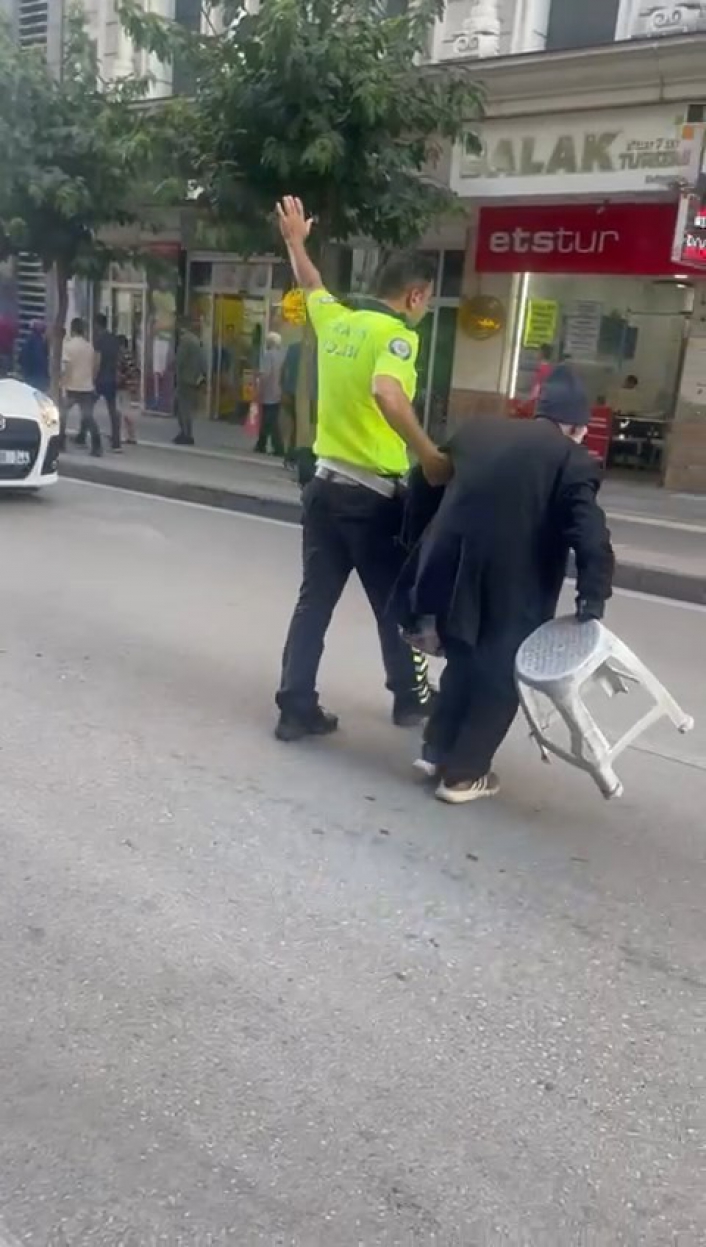 Elazığ´da polis, trafiği durdurup yaşlı adamı yolun karşısına geçirdi
