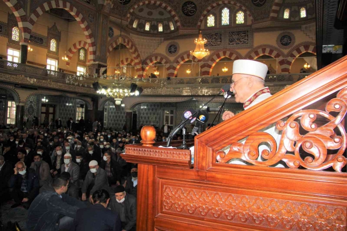 Elazığ´da Ramazan ayının ilk cuma namazında camiler doldu

