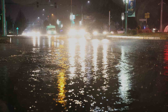 Elazığ´da sağanak yağış hayatı felç etti: Cadde ve sokaklar göle döndü
