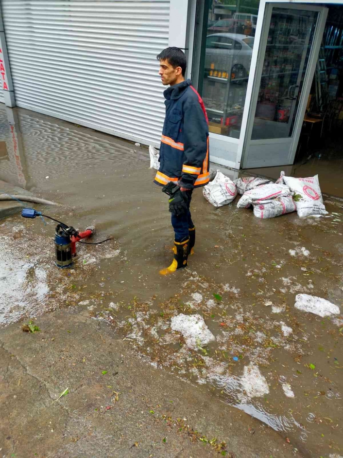 Elazığ´da sağanak yağış sonrası iş yerlerini su bastı
