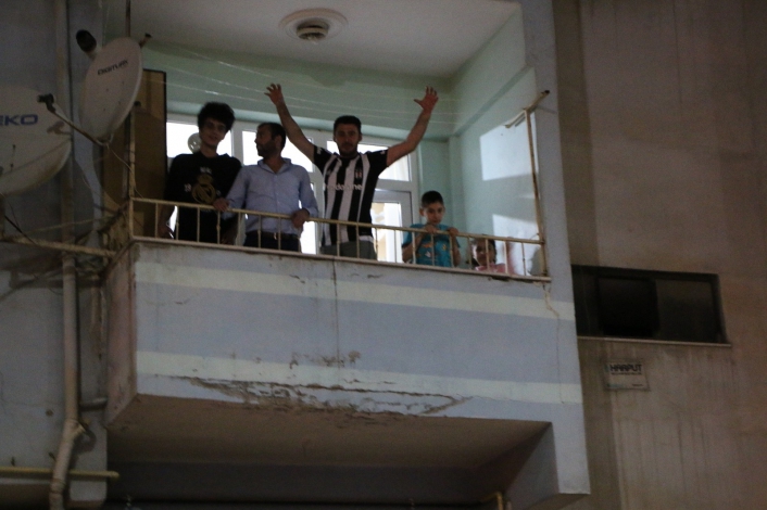 Elazığ´da şampiyonluk kutlamaları balkonlardan yapıldı
