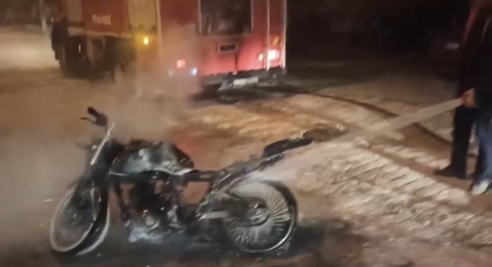 Elazığ´da seyir halindeki motosiklet yandı
