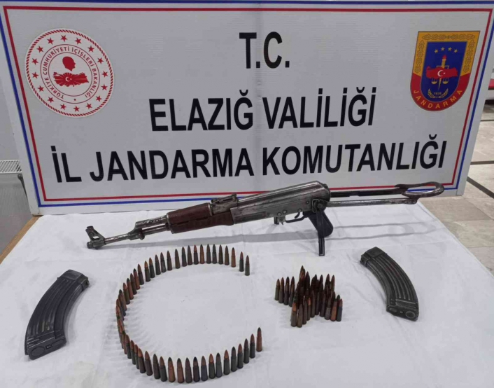 Elazığ´da silah kaçakçılarına yönelik operasyonda Kalaşnikof ele geçirildi
