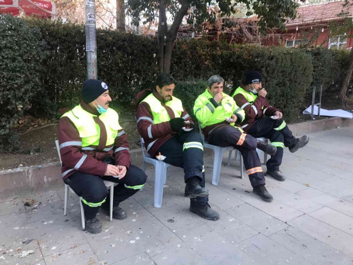 Elazığ´da temizlik görevlileri oturdu, öğrenciler caddeleri temizledi
