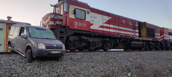 Elazığ´da tren, hemzemin geçitte çarptığı aracı 100 metre sürükledi: 1 yaralı
