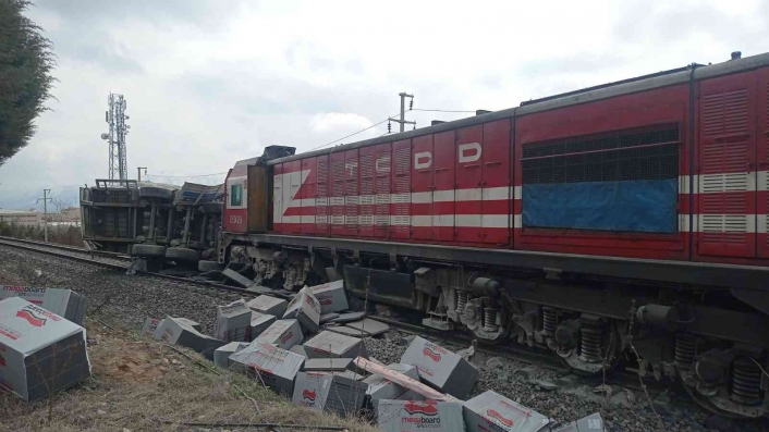 Elazığ´da tren tıra çarptı, sürücü araçtan atlayarak canını kurtardı
