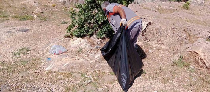 Elazığ´da turizm bölgesine atılan çöpler ekipler tarafından toplandı
