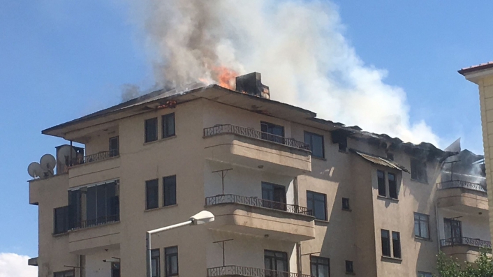 Elazığ´da yangın, bina ve bir okuldaki öğrenciler tahliye edildi
