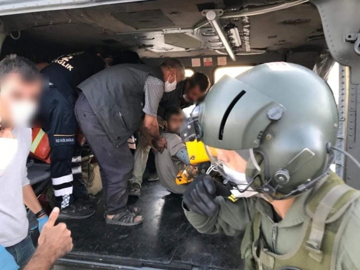Elazığ´da yaralı çiftçi, askeri helikopter ile hastaneye ulaştırıldı

