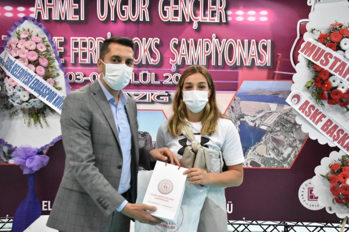 Elazığ Gençlik ve Spor İl Müdürü Eren, Buse Naz Çakıroğlu ile buluştu
