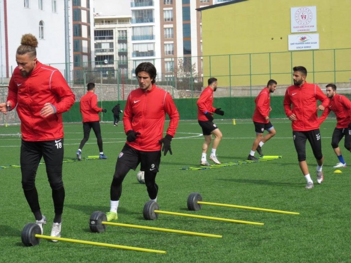 Elazığ Karakoçan FK, topbaşı yapıyor
