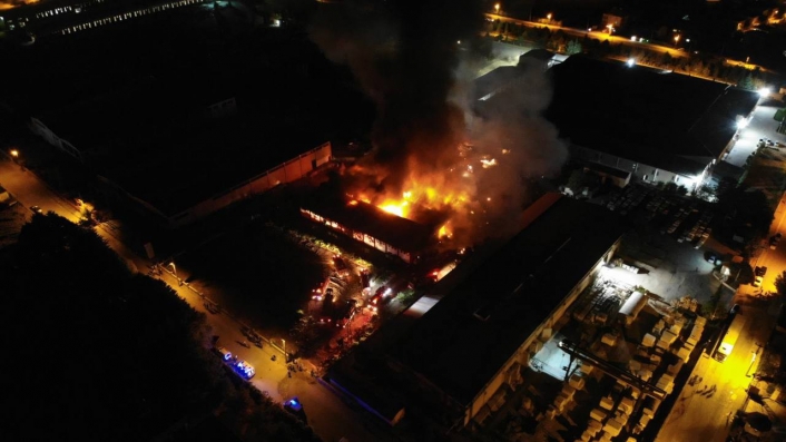 Elazığ Organize Sanayi Bölgesinde(OSB) bir fabrikada yangın çıktı, çok sayıda ekip yangına müdahale etmeye başladı
