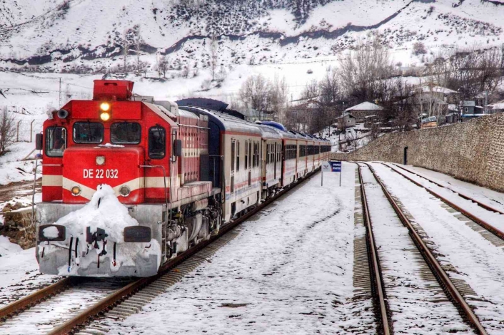 Elazığ-Tatvan arası tren yolculuğundan muhteşem kış manzaraları

