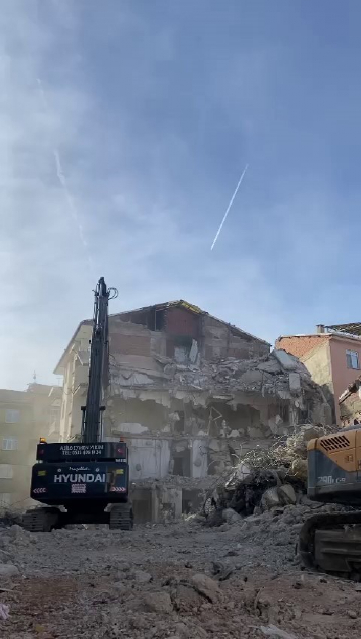 Elazığda ağır hasarlı binaların yıkımı sürüyor
