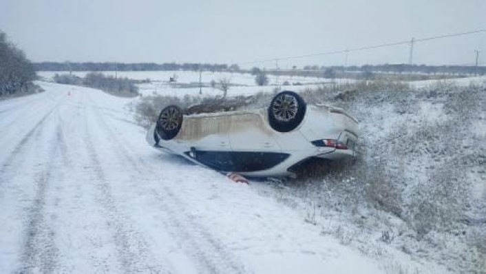 Elazığda kar yağışı kazayı beraberinde getirdi, otomobil takla attı
