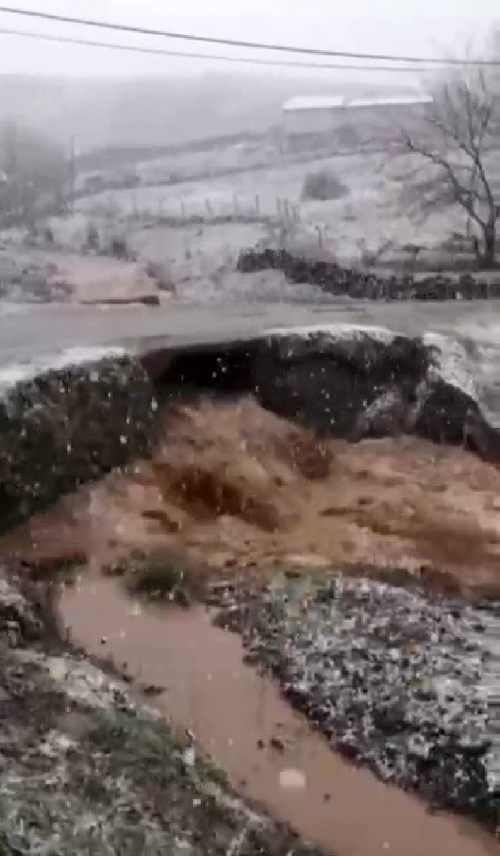 Elazığda yağış sonrası dereler taştı, sel nedeniyle yol çöktü
