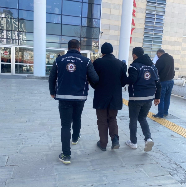 Elazığda yakalanan göçmen kaçakçısı tutuklandı
