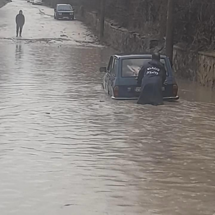 Elazığda yoğun yağış sonrası ev ve iş yerlerini su bastı, araçlar mahsur kaldı
