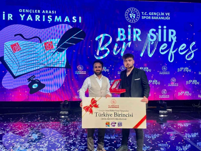 Elazığlı Muhammet Mert Özdemir Bir Şiir Bir Nefes yarışmasında Türkiye 1´incisi oldu
