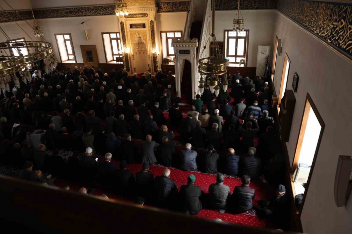 Elazığlılar Ramazanın ilk cumasında camileri doldurdu
