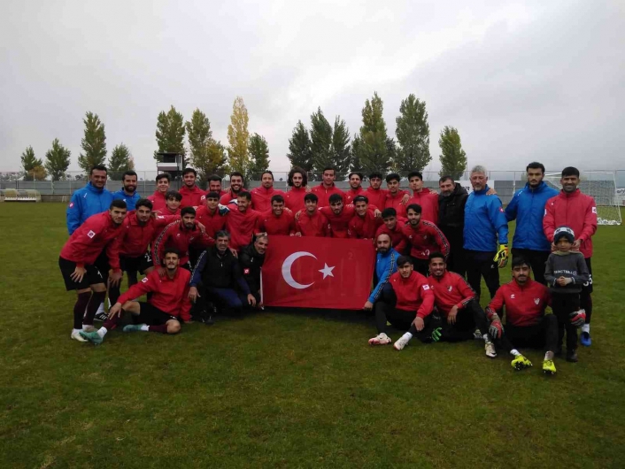 Elazığspor, 29 Ekim´i Türk bayrağı açarak kutladı
