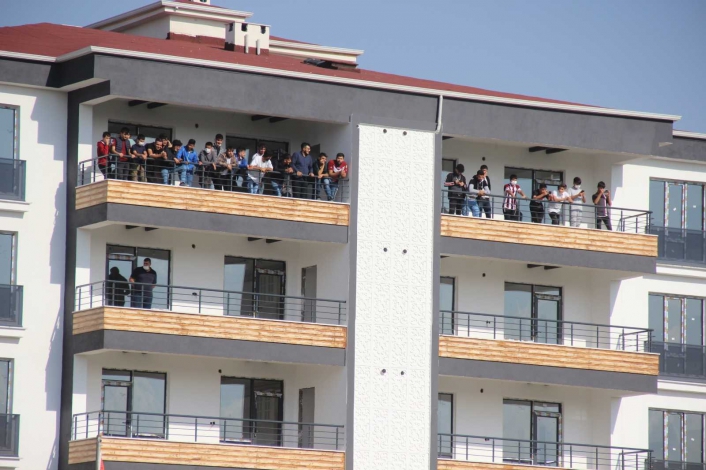 Elazığspor aşkı engel tanımıyor: İnşaatlara çıkıp maçı izlediler
