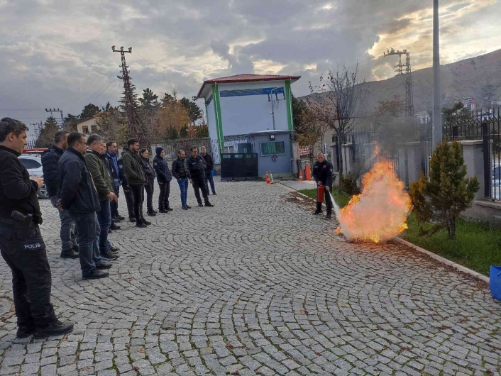 Emniyet görevlilerine yangın ve deprem tatbikatı
