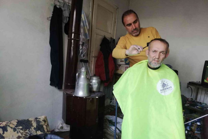 Engelli ve yaşlılara evde tıraş hizmeti devam ediyor

