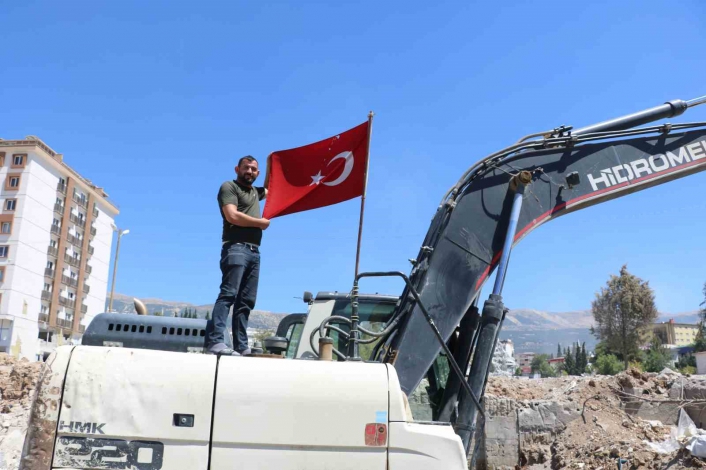 Enkazdan çıkardığı Türk bayrağını iş makinesinde dalgalandırıyor

