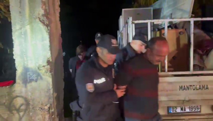 Evin kapılarını çalan hırsızlar polisten kaçamadı
