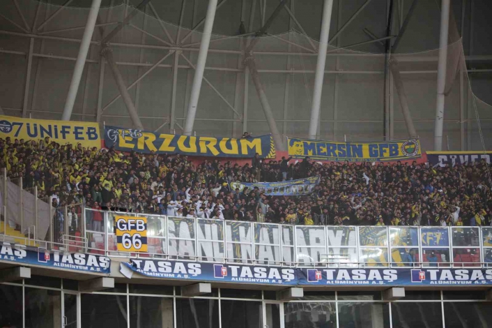 Fenerbahçeli taraftarlar takımını yalnız bırakmadı
