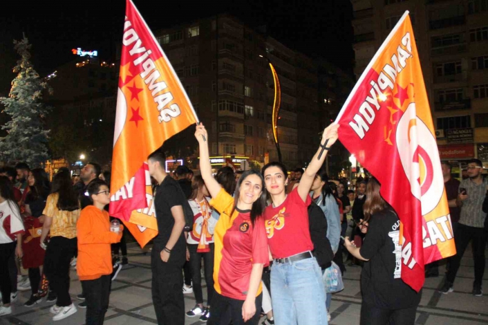 Galatasaraylı taraftarların derbi ve şampiyonluk kutlaması
