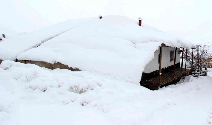 Göksun´da tek katlı evler karla kaplandı
