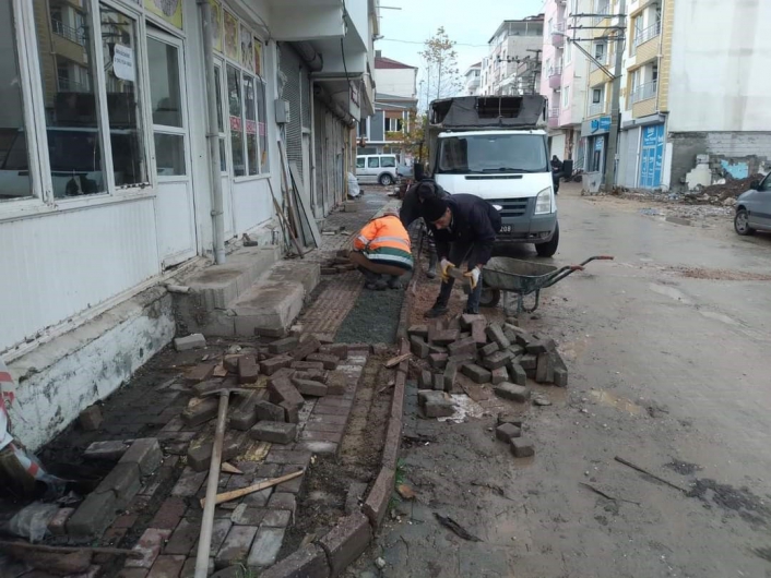 Gölbaşı Belediyesi kaldırımları onarıyor
