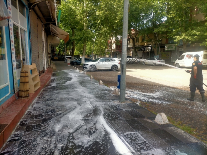 Gölbaşı Belediyesi yolları ve kaldırımları dezenfekte ediyor
