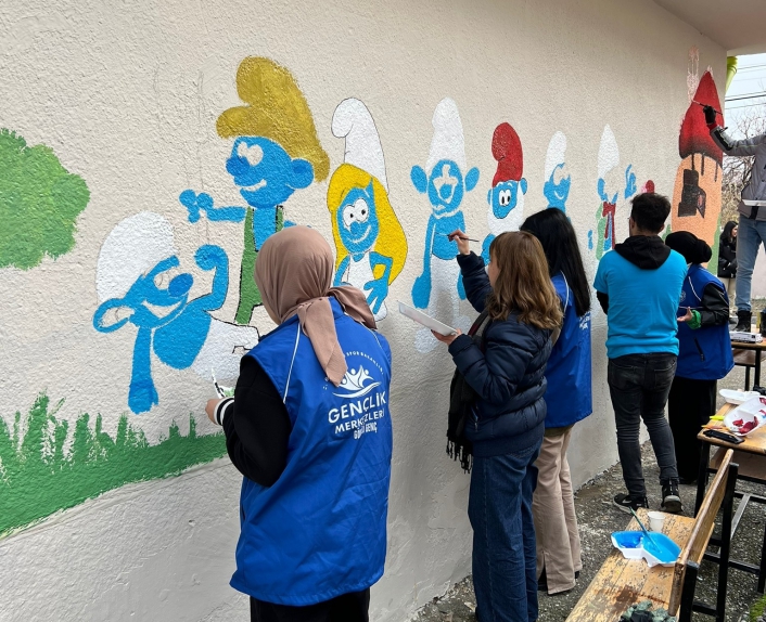 Gönüllü öğrenciler Malatya´da okulları boyuyor
