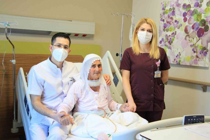 Guatr hastası iki kız kardeş, Fethi Sekin Şehir Hastanesindeki operasyonla sağlıklarına kavuştu
