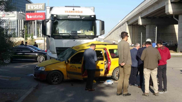 (GÜNCELLEME) Kamyon çarptığı ticari taksiyi sürükledi: 4 ölü
