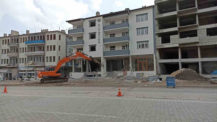Gürün´de deprem sonrası hasar gören binaların yıkımına başlandı
