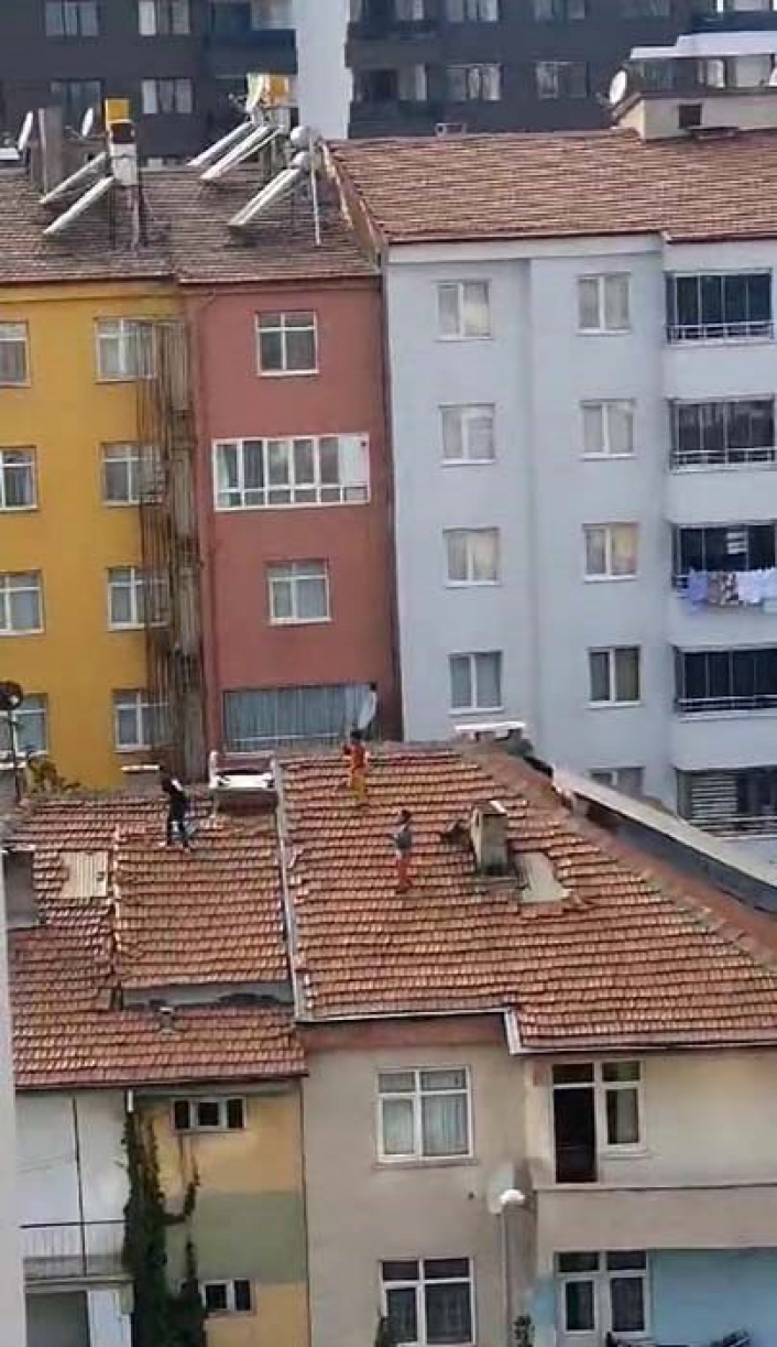Güvercin yakalamak için çatıya çıkan çocukların tehlikeli oyunu
