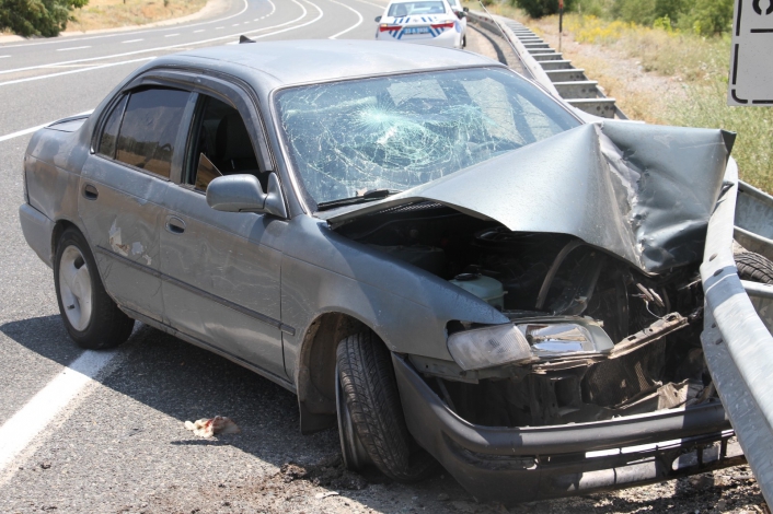 Hafif ticari araç ile çarpışan otomobil bariyerlere saplandı: 5 yaralı
