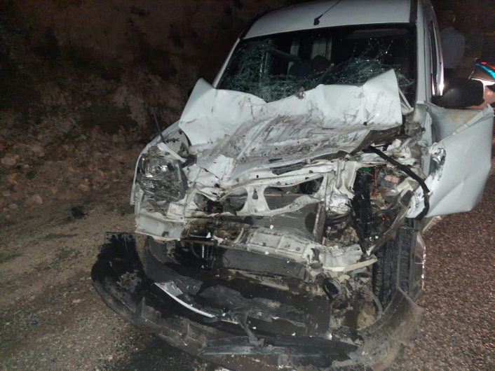 Hafif ticari araç ile kamyon çarpıştı: 2 yaralı
