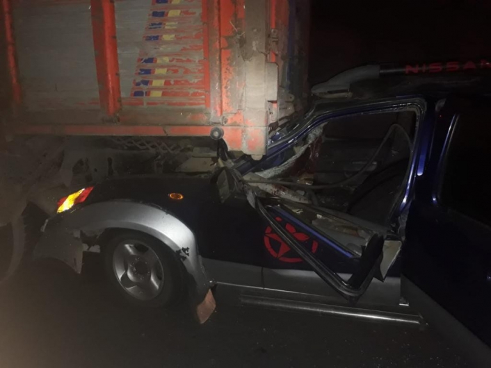 Hafif ticari araç kamyona çarptı: 5 yaralı
