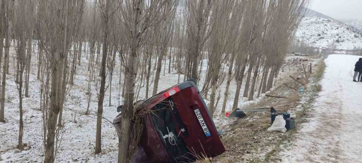 Hafif ticari araç yan yattı: 6 kişi yaralandı
