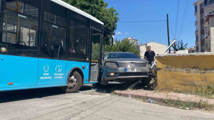 Halk otobüsü ile otomobil çarpıştı, 8 kişi yaralandı
