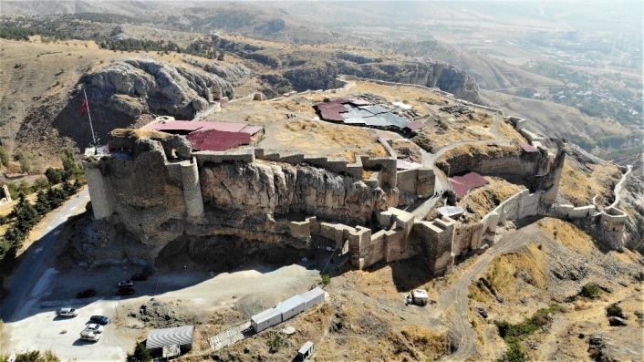 Harput Kalesi kazılarında 7 yılda 110 bin adet obje çıktı
