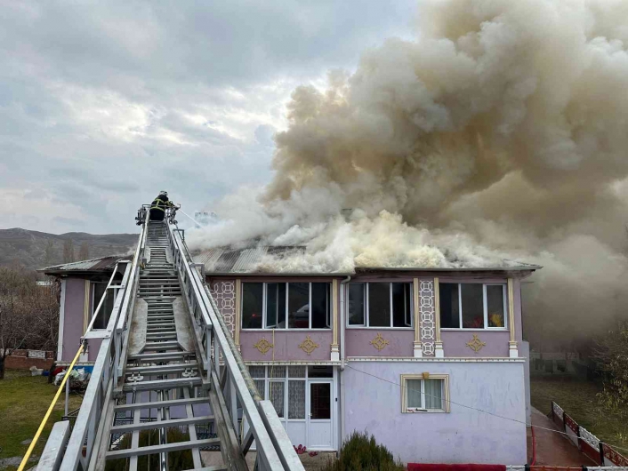 İki katlı evin çatısında çıkan yangın korkuttu
